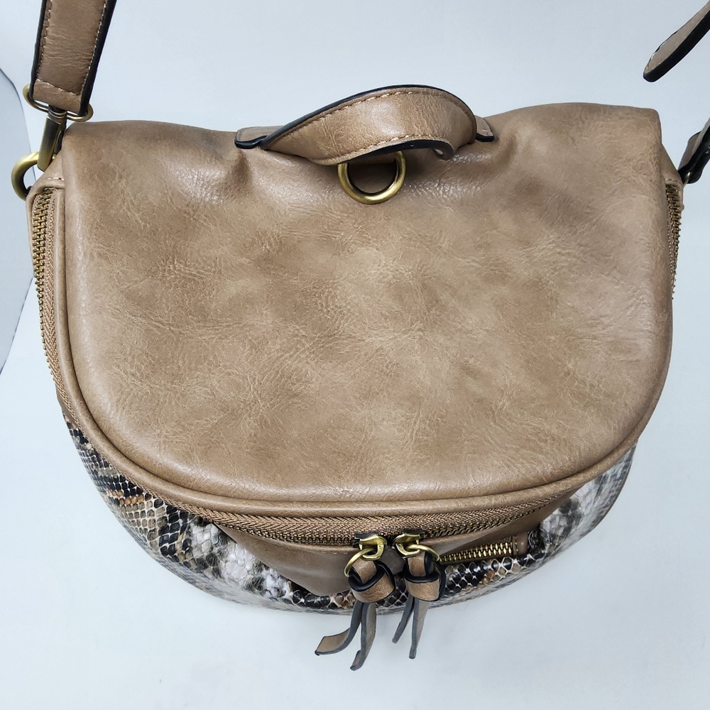 Jen&Co vegan tan snake print convertible backpack with regular and guitar Strap - Picture 4 of 15
